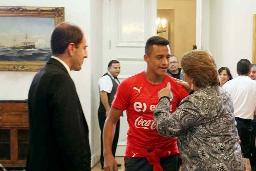 Multido e presidente receberam Seleo Chilena no Palcio de La Moneda, em Santiago. Populao reconheceu a boa campanha da equipe na Copa do Mundo, da qual foi eliminada pelo Brasil, nos pnaltis, por 3 a 2 (empate em 1 a 1 no tempo normal).