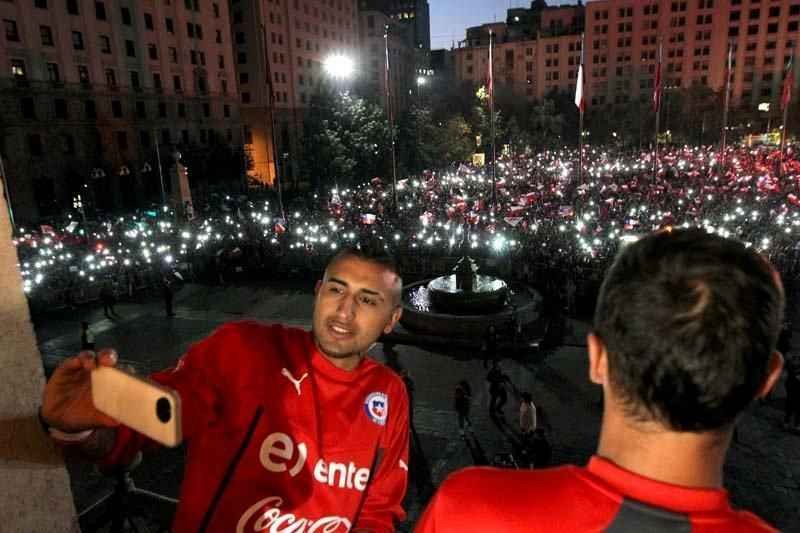 Multido e presidente receberam Seleo Chilena no Palcio de La Moneda, em Santiago. Populao reconheceu a boa campanha da equipe na Copa do Mundo, da qual foi eliminada pelo Brasil, nos pnaltis, por 3 a 2 (empate em 1 a 1 no tempo normal).