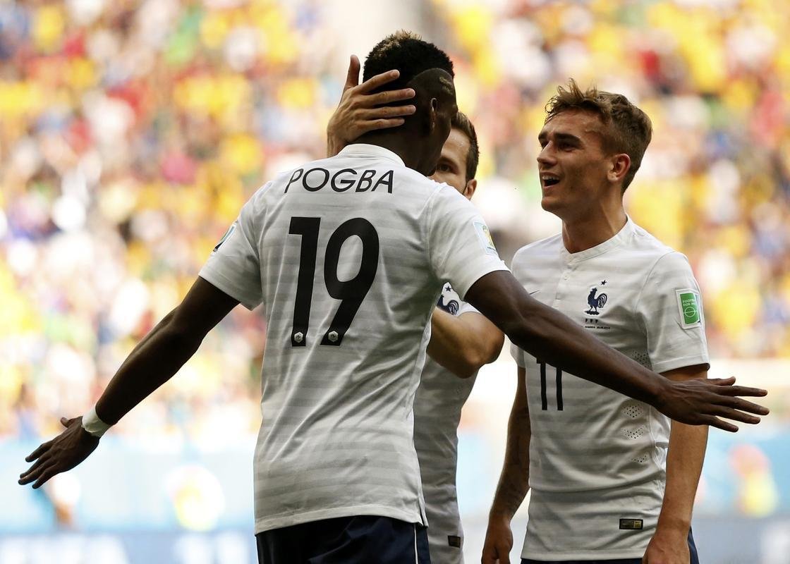 De cabea, Pgba abriu o placar, depois de forte presso da Frana