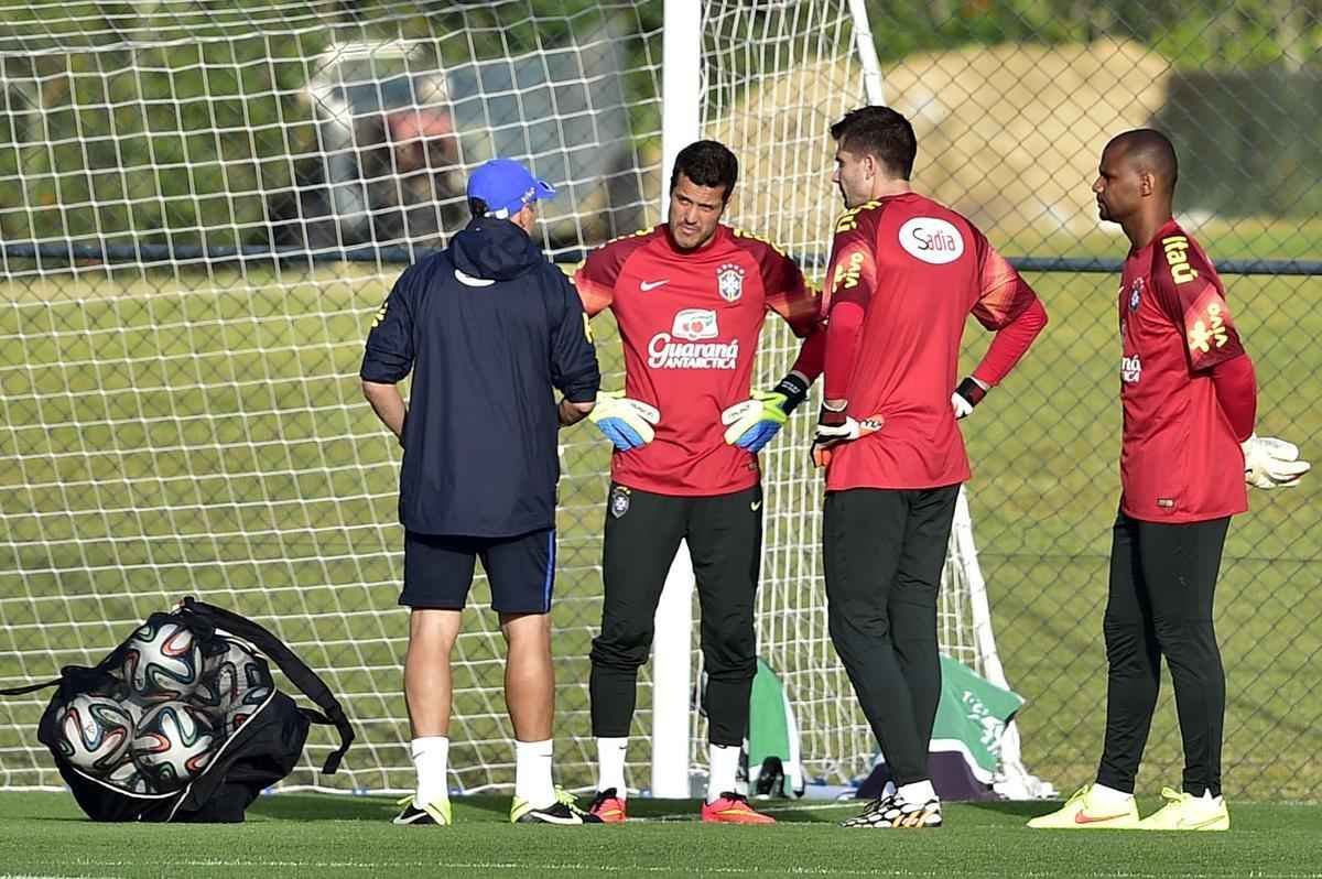 Os goleiros da Seleo Brasileira e o tcnico Felipo foram aos campos da Granja Comary, nesta segunda-feira