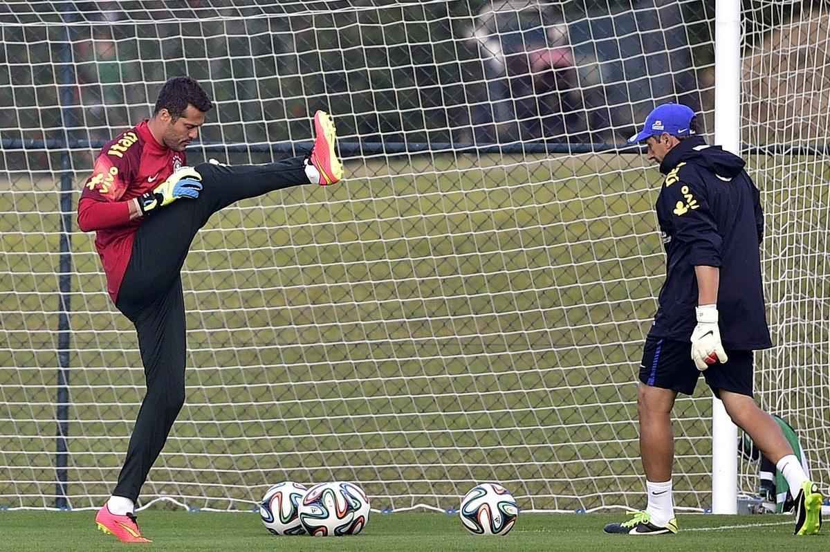 Os goleiros da Seleo Brasileira e o tcnico Felipo foram aos campos da Granja Comary, nesta segunda-feira