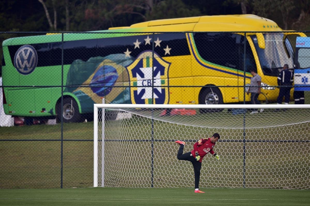 Os goleiros da Seleo Brasileira e o tcnico Felipo foram aos campos da Granja Comary, nesta segunda-feira