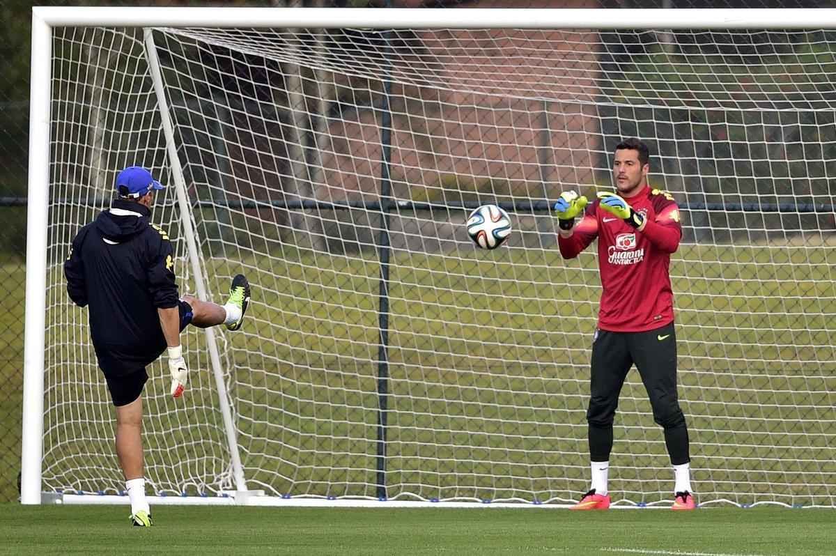 Os goleiros da Seleo Brasileira e o tcnico Felipo foram aos campos da Granja Comary, nesta segunda-feira
