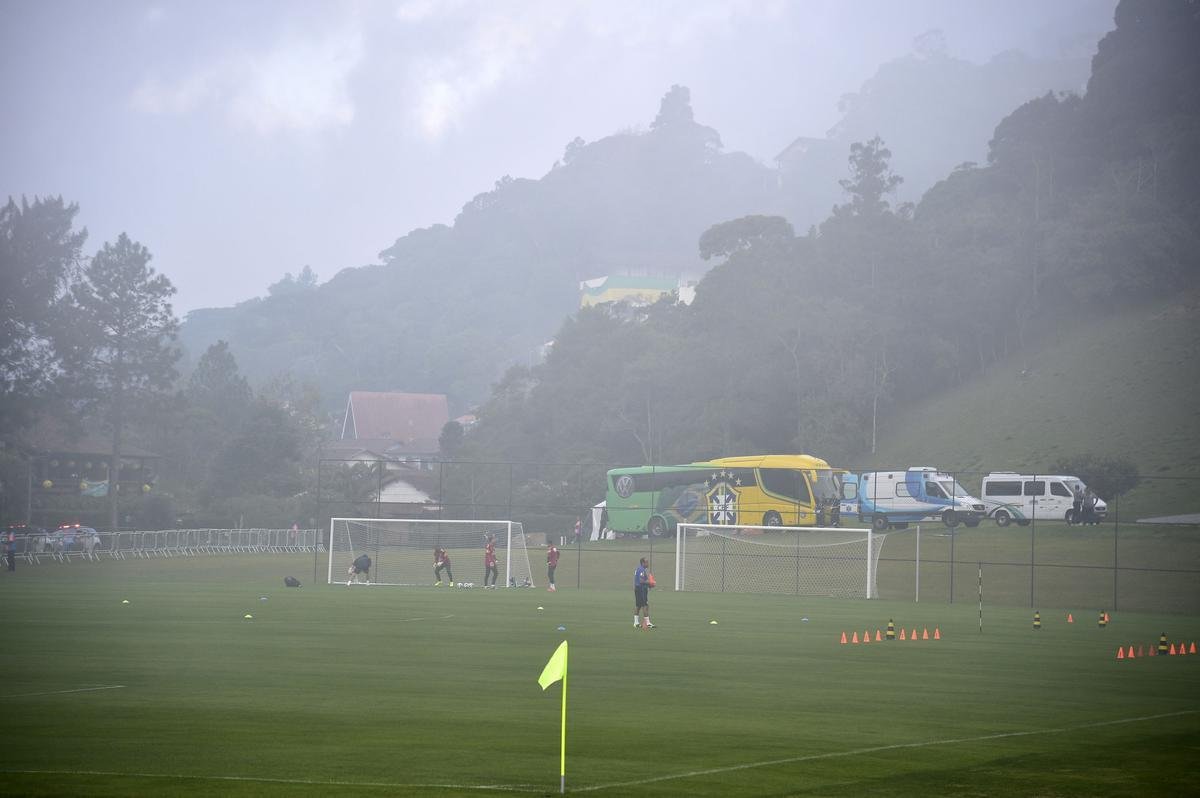 Os goleiros da Seleo Brasileira e o tcnico Felipo foram aos campos da Granja Comary, nesta segunda-feira
