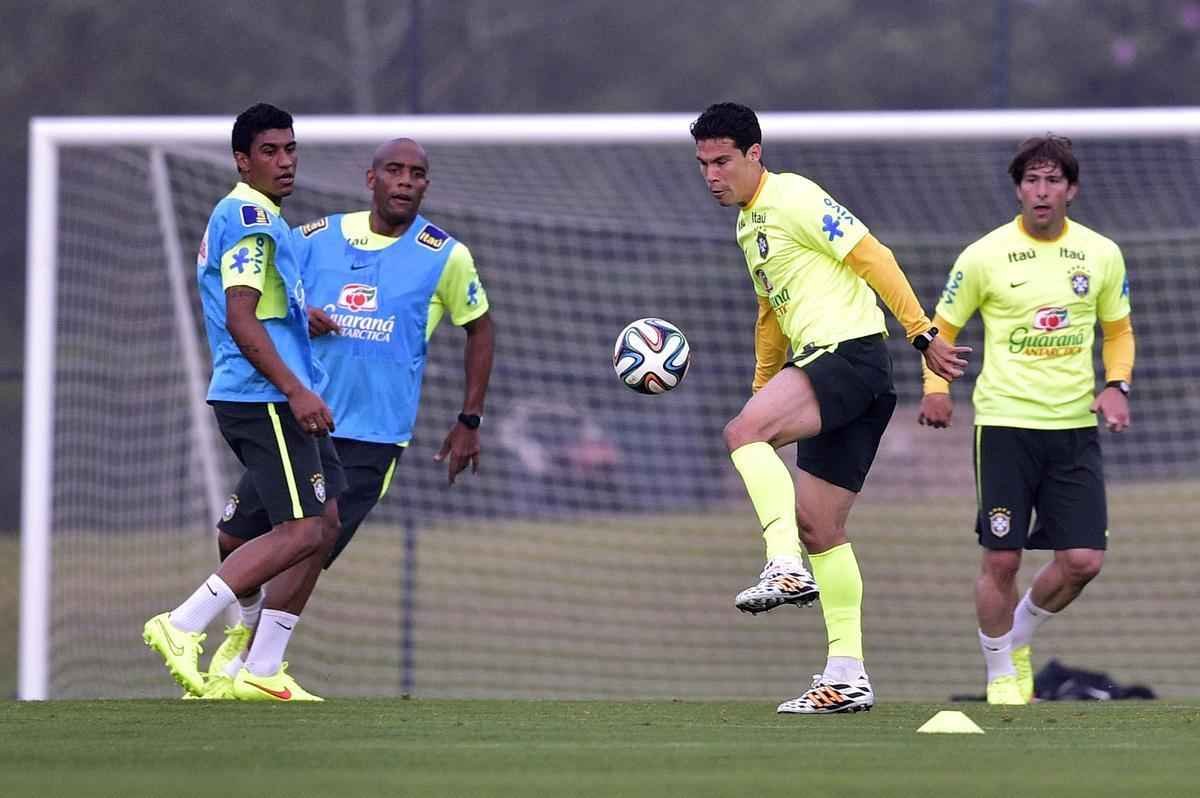 Mais tarde, os jogadores que no atuaram como titulares na vitria diante do Chile tambm apareceram na Granja