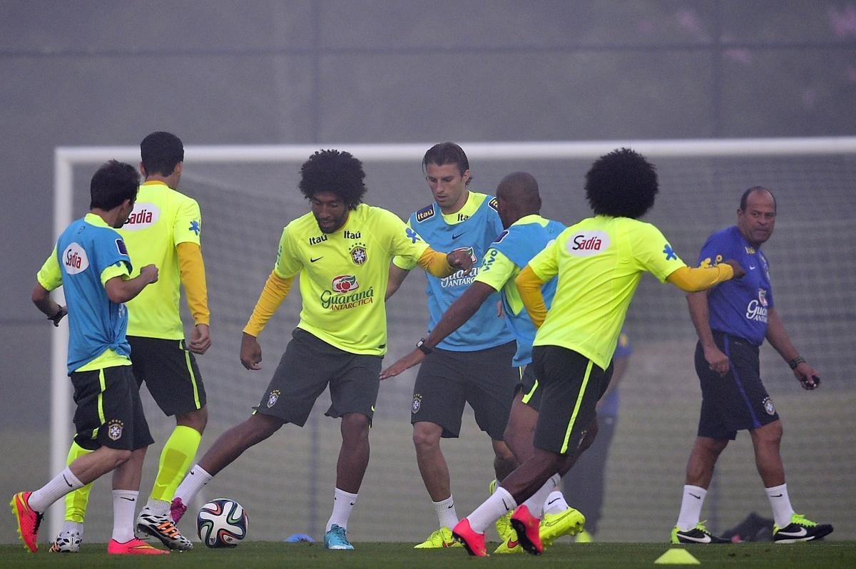 Mais tarde, os jogadores que no atuaram como titulares na vitria diante do Chile tambm apareceram na Granja