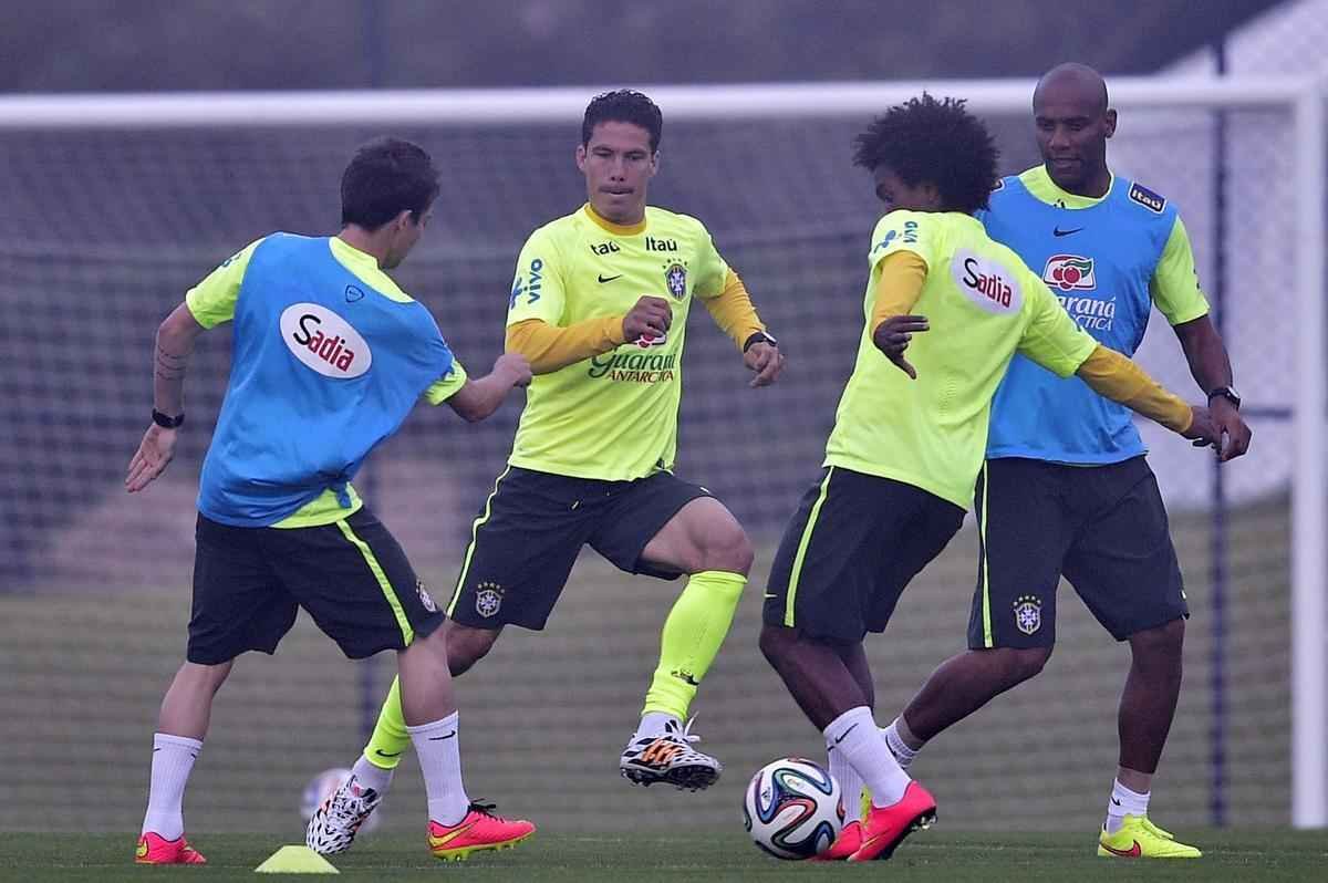 Mais tarde, os jogadores que no atuaram como titulares na vitria diante do Chile tambm apareceram na Granja