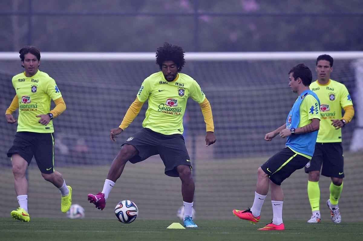 Mais tarde, os jogadores que no atuaram como titulares na vitria diante do Chile tambm apareceram na Granja