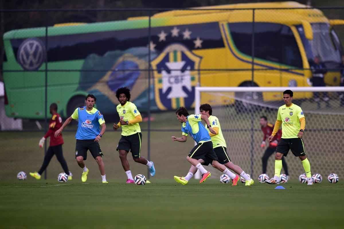 Mais tarde, os jogadores que no atuaram como titulares na vitria diante do Chile tambm apareceram na Granja