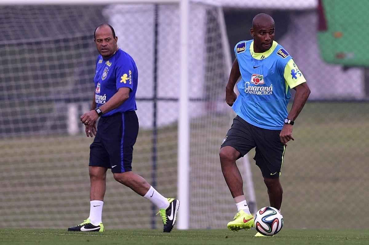 Mais tarde, os jogadores que no atuaram como titulares na vitria diante do Chile tambm apareceram na Granja