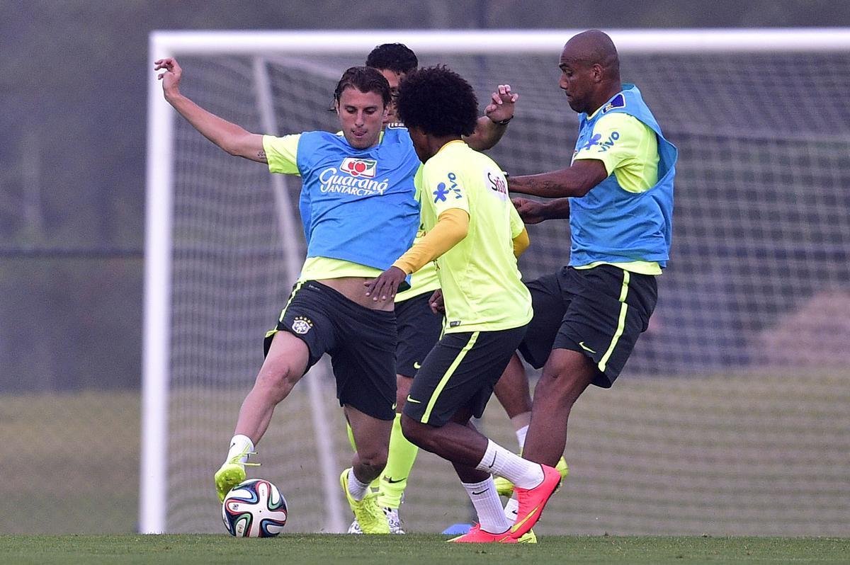 Mais tarde, os jogadores que no atuaram como titulares na vitria diante do Chile tambm apareceram na Granja