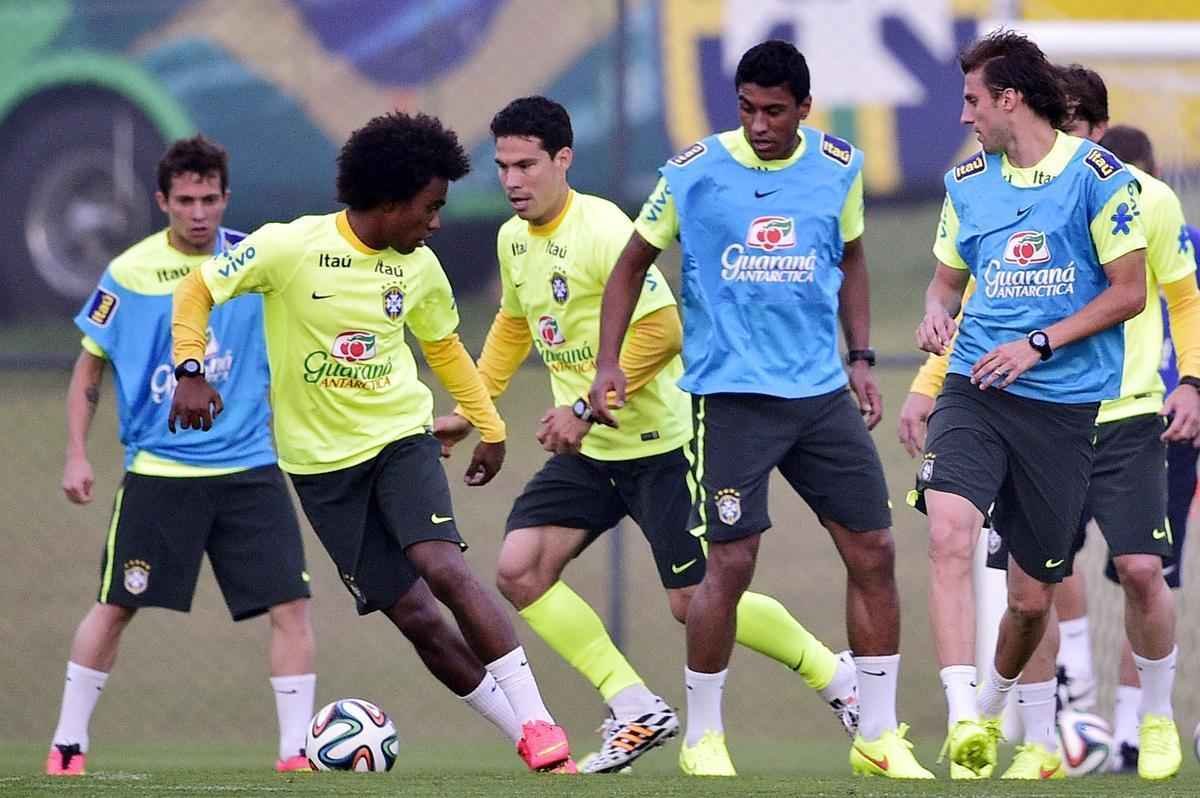 Mais tarde, os jogadores que no atuaram como titulares na vitria diante do Chile tambm apareceram na Granja