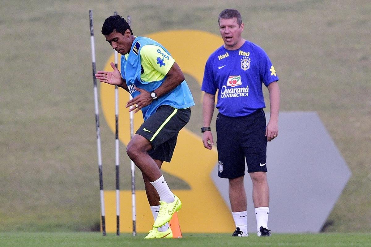 Mais tarde, os jogadores que no atuaram como titulares na vitria diante do Chile tambm apareceram na Granja