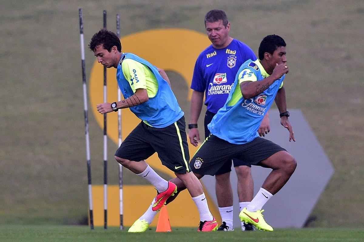 Mais tarde, os jogadores que no atuaram como titulares na vitria diante do Chile tambm apareceram na Granja