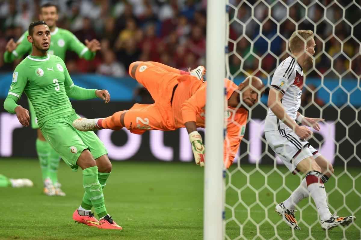 Schrrle marcou o primeiro gol alemo sobre a Arglia, com toque de letra