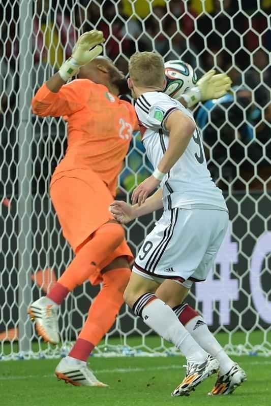 Schrrle marcou o primeiro gol alemo sobre a Arglia, com toque de letra
