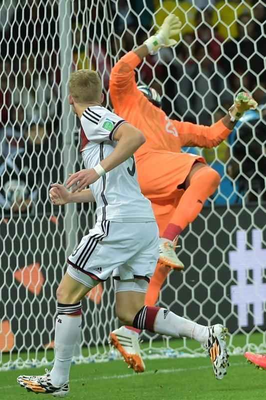 Schrrle marcou o primeiro gol alemo sobre a Arglia, com toque de letra