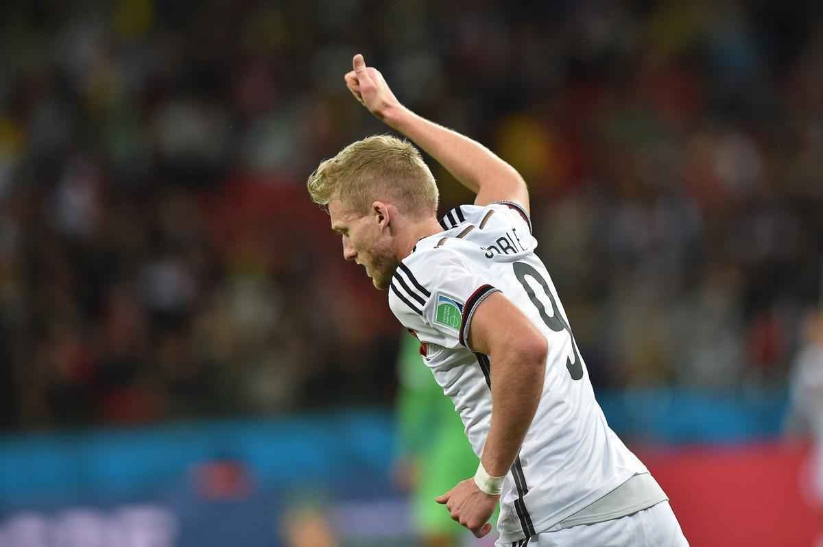 Schrrle marcou o primeiro gol alemo sobre a Arglia, com toque de letra