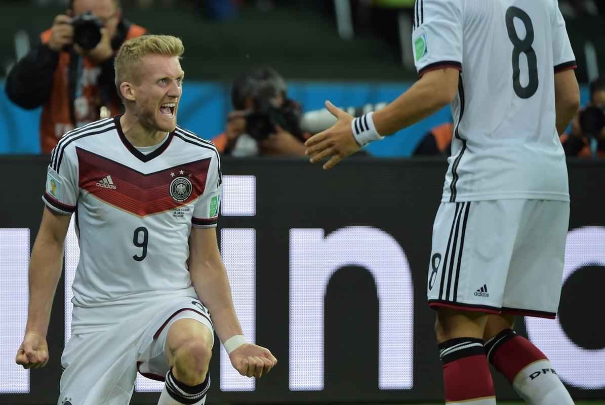 Schuerrle marcou o primeiro gol alemo sobre a Arglia, com toque de letra