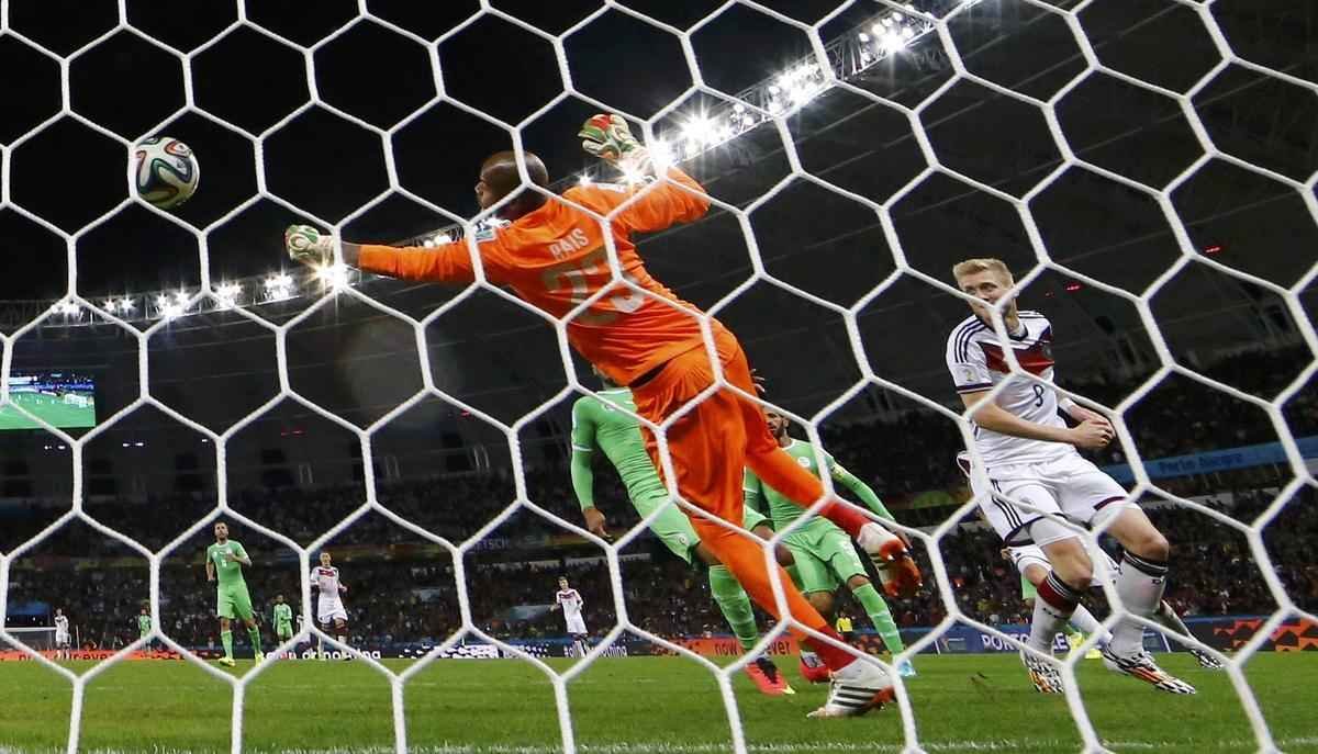 Schuerrle marcou o primeiro gol alemo sobre a Arglia, com toque de letra