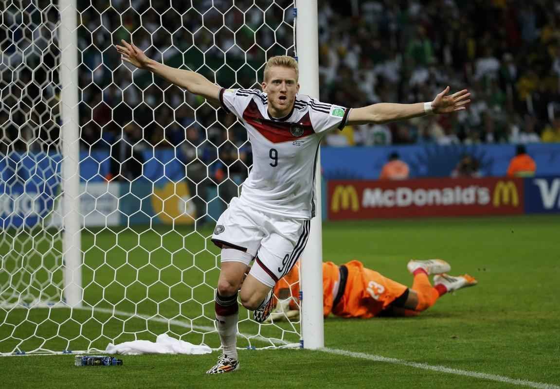 Schuerrle marcou o primeiro gol alemo sobre a Arglia, com toque de letra