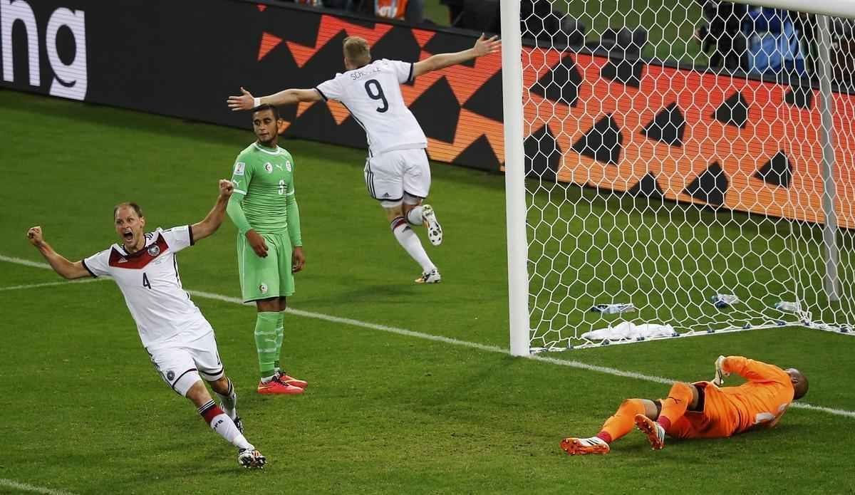 Schuerrle marcou o primeiro gol alemo sobre a Arglia, com toque de letra