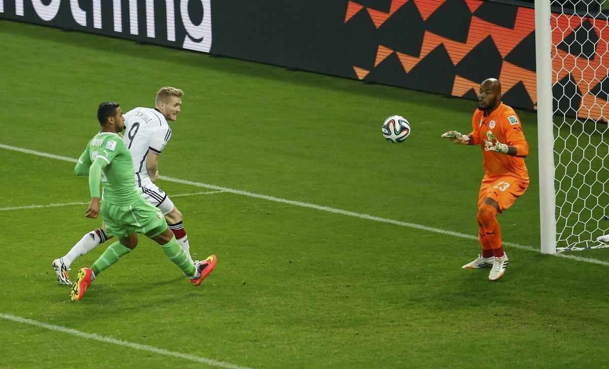 Schuerrle marcou o primeiro gol alemo sobre a Arglia, com toque de letra