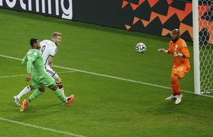 Schuerrle marcou o primeiro gol alemo sobre a Arglia, com toque de letra