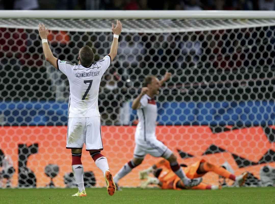 Schuerrle marcou o primeiro gol alemo sobre a Arglia, com toque de letra