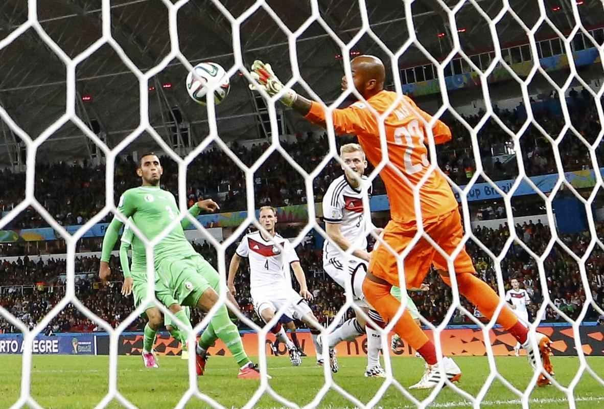 Schuerrle marcou o primeiro gol alemo sobre a Arglia, com toque de letra