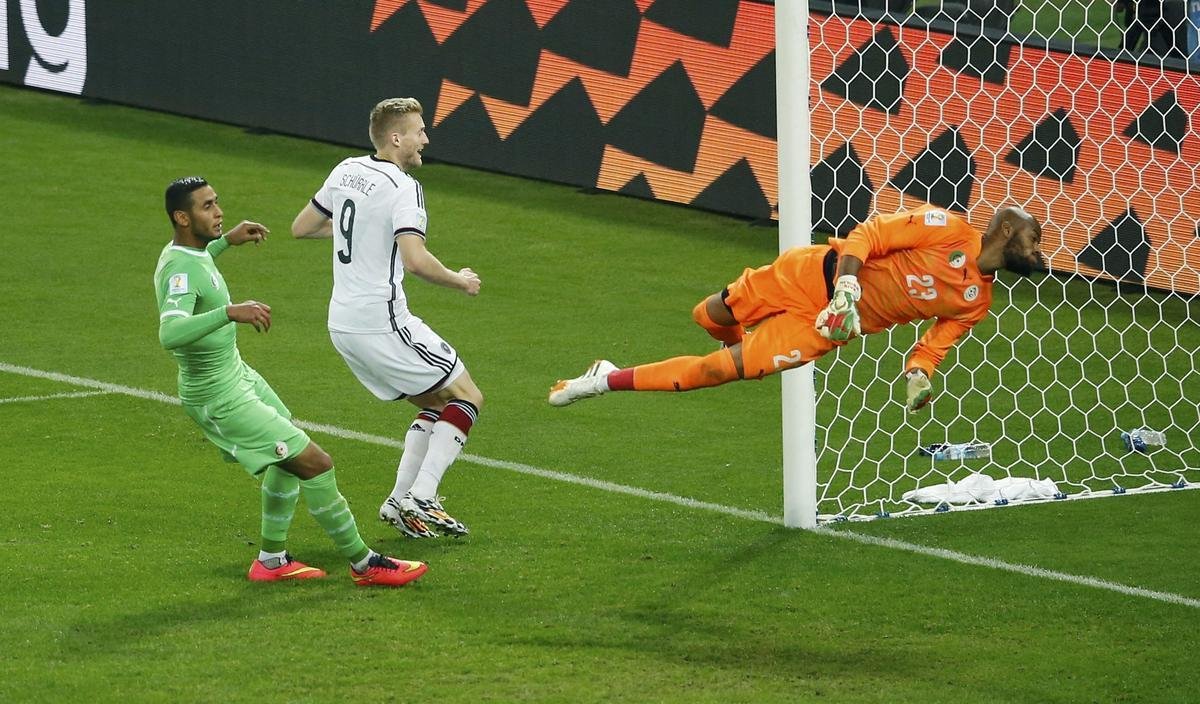 Schuerrle marcou o primeiro gol alemo sobre a Arglia, com toque de letra