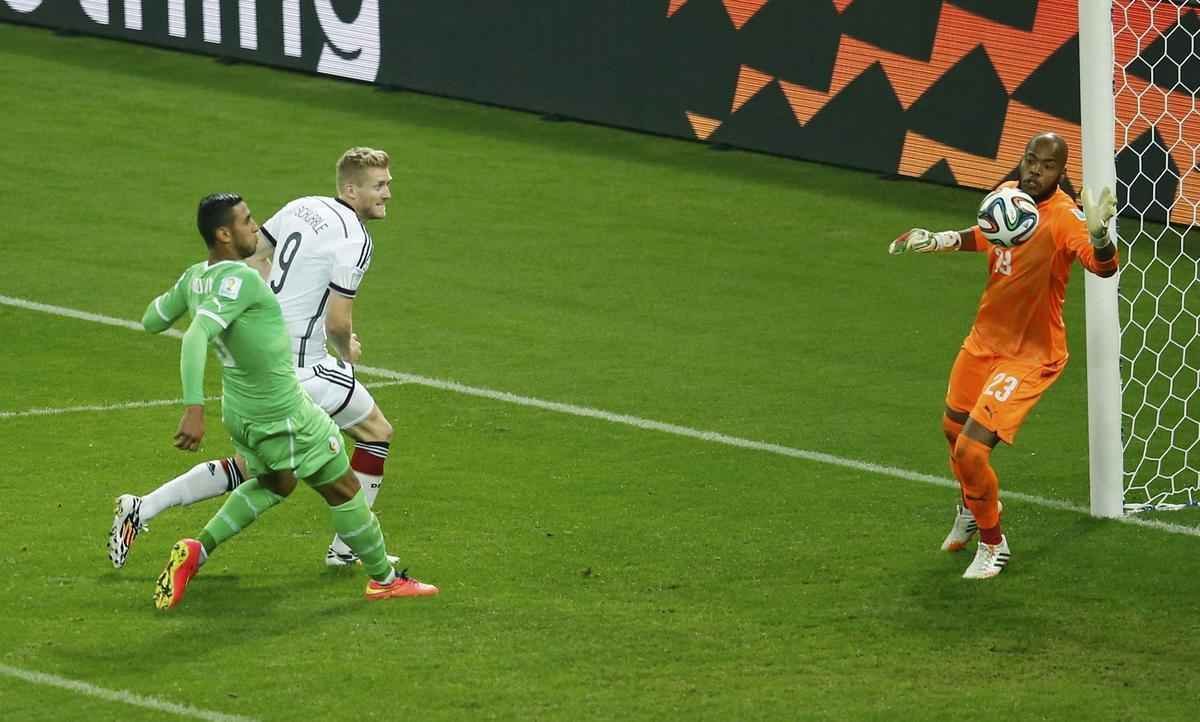 Schuerrle marcou o primeiro gol alemo sobre a Arglia, com toque de letra