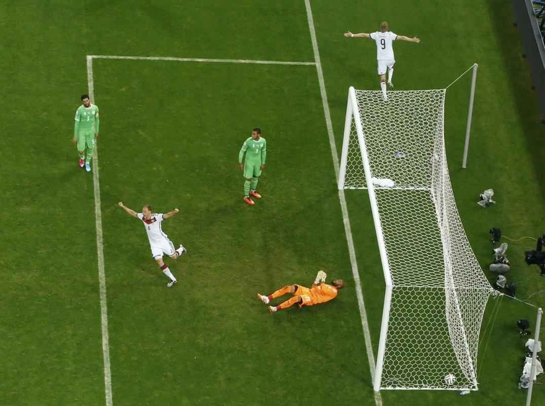 Schuerrle marcou o primeiro gol alemo sobre a Arglia, com toque de letra