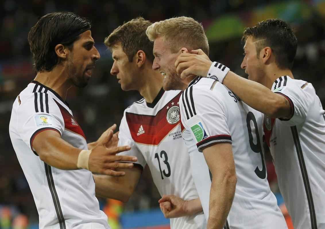 Schuerrle marcou o primeiro gol alemo sobre a Arglia, com toque de letra