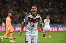 Imagens do segundo gol da Alemanha, marcado por Ozil