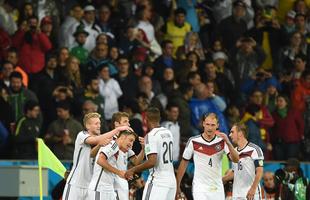 Schürrle chutou, a zaga rebateu e Ozil marcou o segundo gol alemão sobre a Argélia