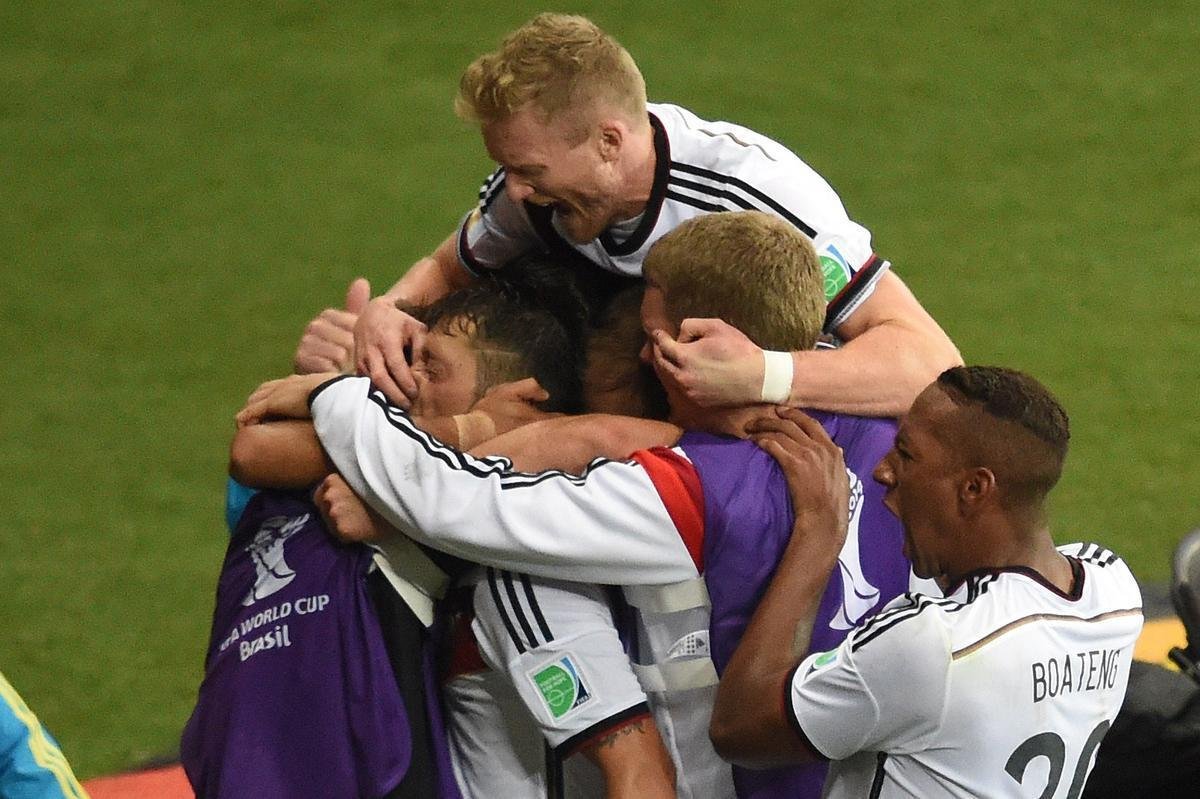 Schrrle chutou, a zaga rebateu e Ozil marcou o segundo gol alemo sobre a Arglia