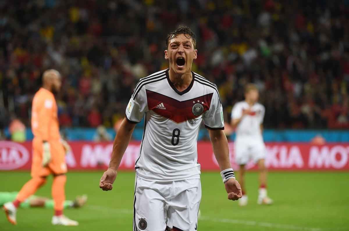 Schrrle chutou, a zaga rebateu e Ozil marcou o segundo gol alemo sobre a Arglia