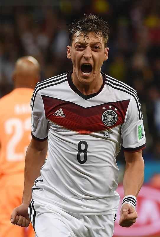 Schrrle chutou, a zaga rebateu e Ozil marcou o segundo gol alemo sobre a Arglia