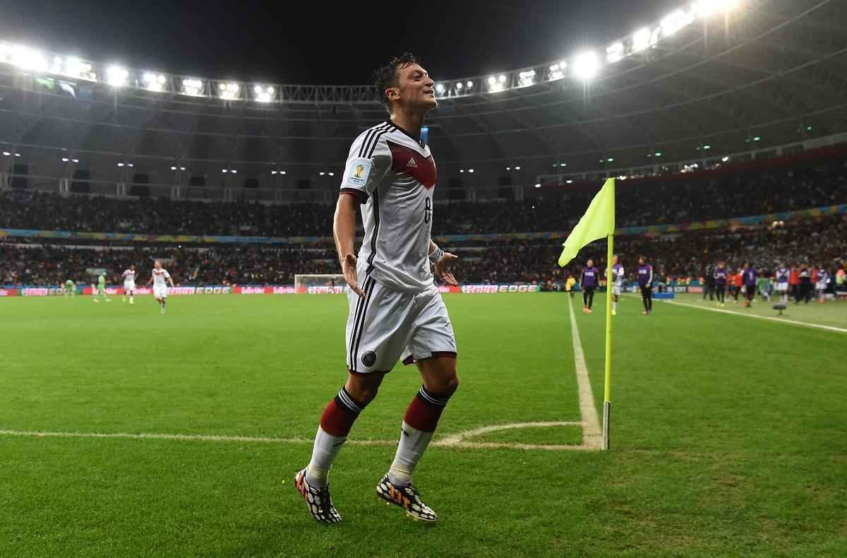 Schrrle chutou, a zaga rebateu e Ozil marcou o segundo gol alemo sobre a Arglia