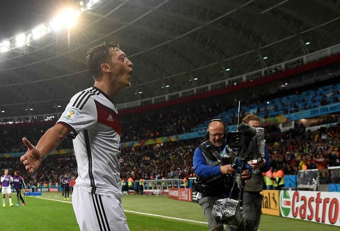 Schrrle chutou, a zaga rebateu e Ozil marcou o segundo gol alemo sobre a Arglia