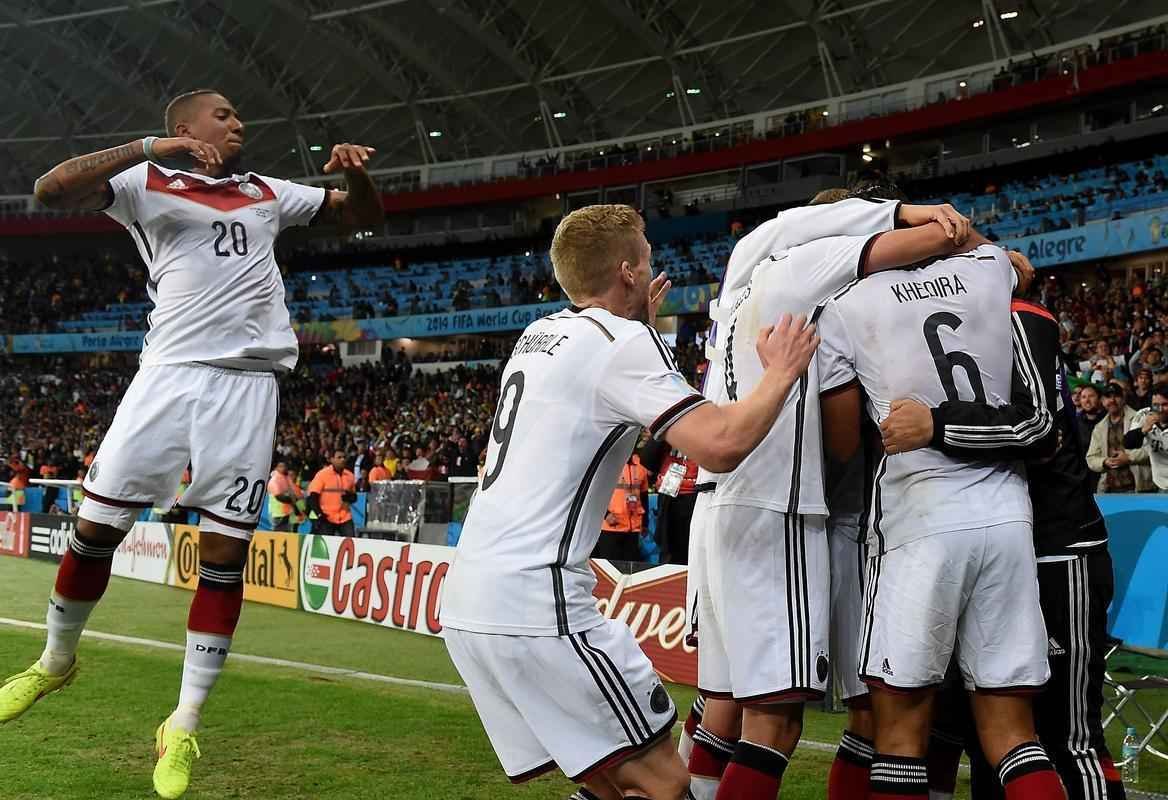 Schrrle chutou, a zaga rebateu e Ozil marcou o segundo gol alemo sobre a Arglia
