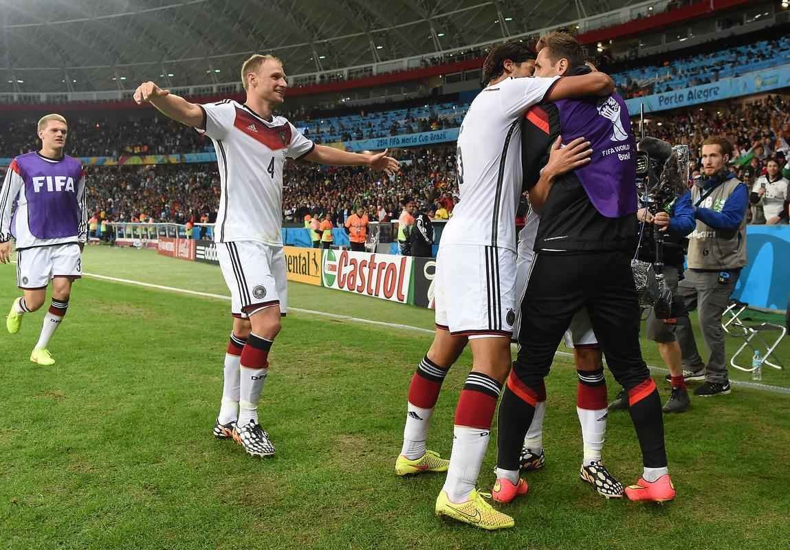 Schrrle chutou, a zaga rebateu e Ozil marcou o segundo gol alemo sobre a Arglia