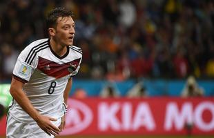 Schürrle chutou, a zaga rebateu e Ozil marcou o segundo gol alemão sobre a Argélia