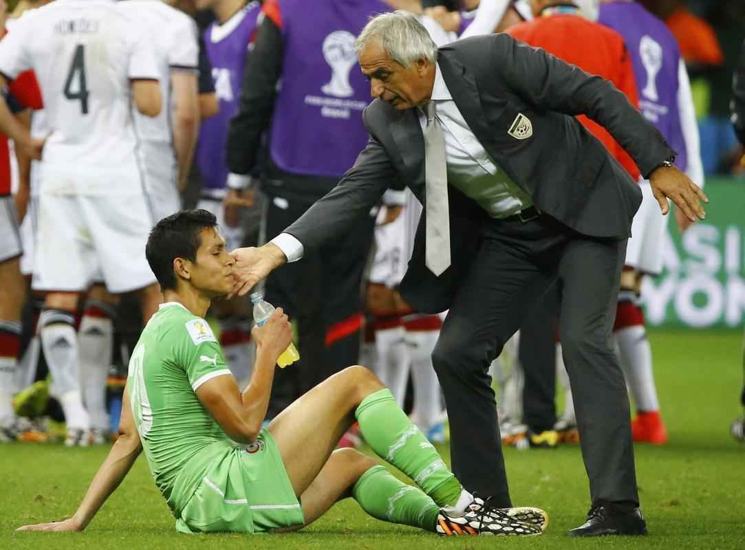 Jogadores e tcnico da Seleo Argelina ficaram arrasados com a eliminao na Copa diante da Alemanha, na prorrogao, com revs por 2 a 1