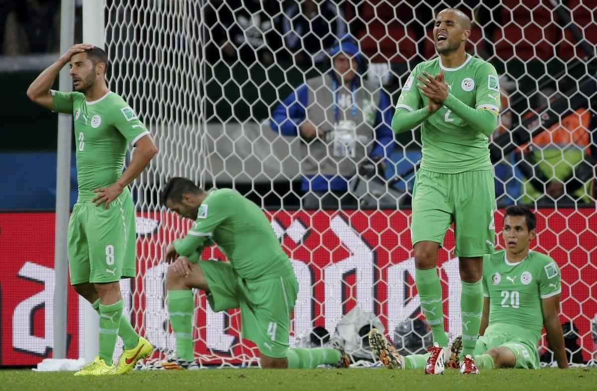 Jogadores e tcnico da Seleo Argelina ficaram arrasados com a eliminao na Copa diante da Alemanha, na prorrogao, com revs por 2 a 1