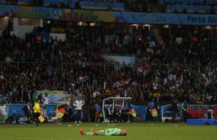 Jogadores e tcnico da Seleo Argelina ficaram arrasados com a eliminao na Copa diante da Alemanha, na prorrogao, com revs por 2 a 1