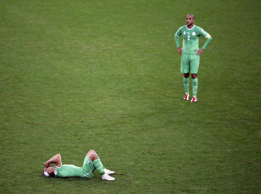 Jogadores e tcnico da Seleo Argelina ficaram arrasados com a eliminao na Copa diante da Alemanha, na prorrogao, com revs por 2 a 1
