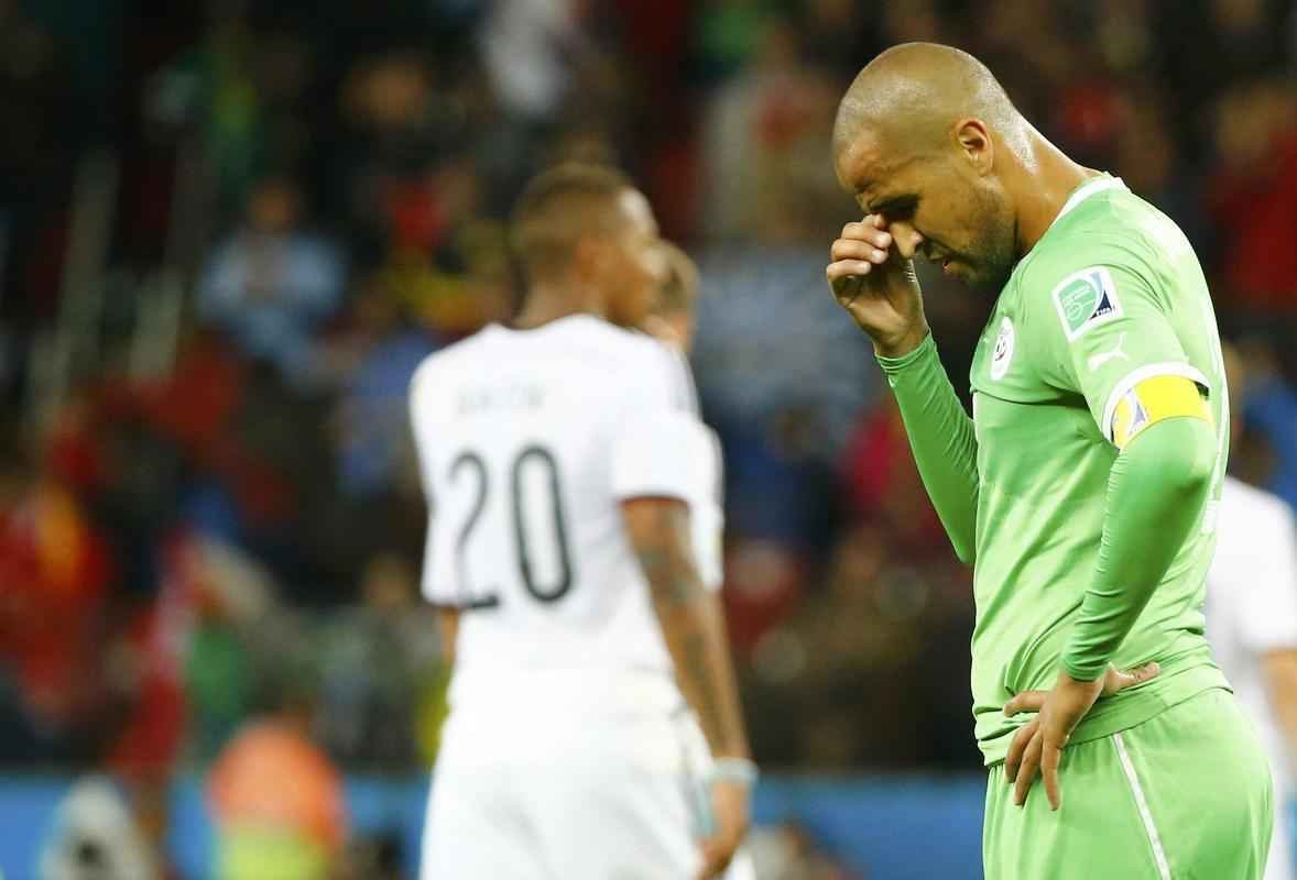 Jogadores e tcnico da Seleo Argelina ficaram arrasados com a eliminao na Copa diante da Alemanha, na prorrogao, com revs por 2 a 1