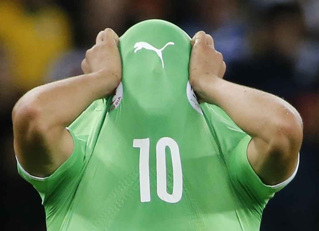 Jogadores e tcnico da Seleo Argelina ficaram arrasados com a eliminao na Copa diante da Alemanha, na prorrogao, com revs por 2 a 1